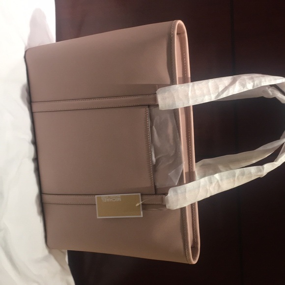 Blush Pink Micheal Kors Bag - Picture 8 of 8